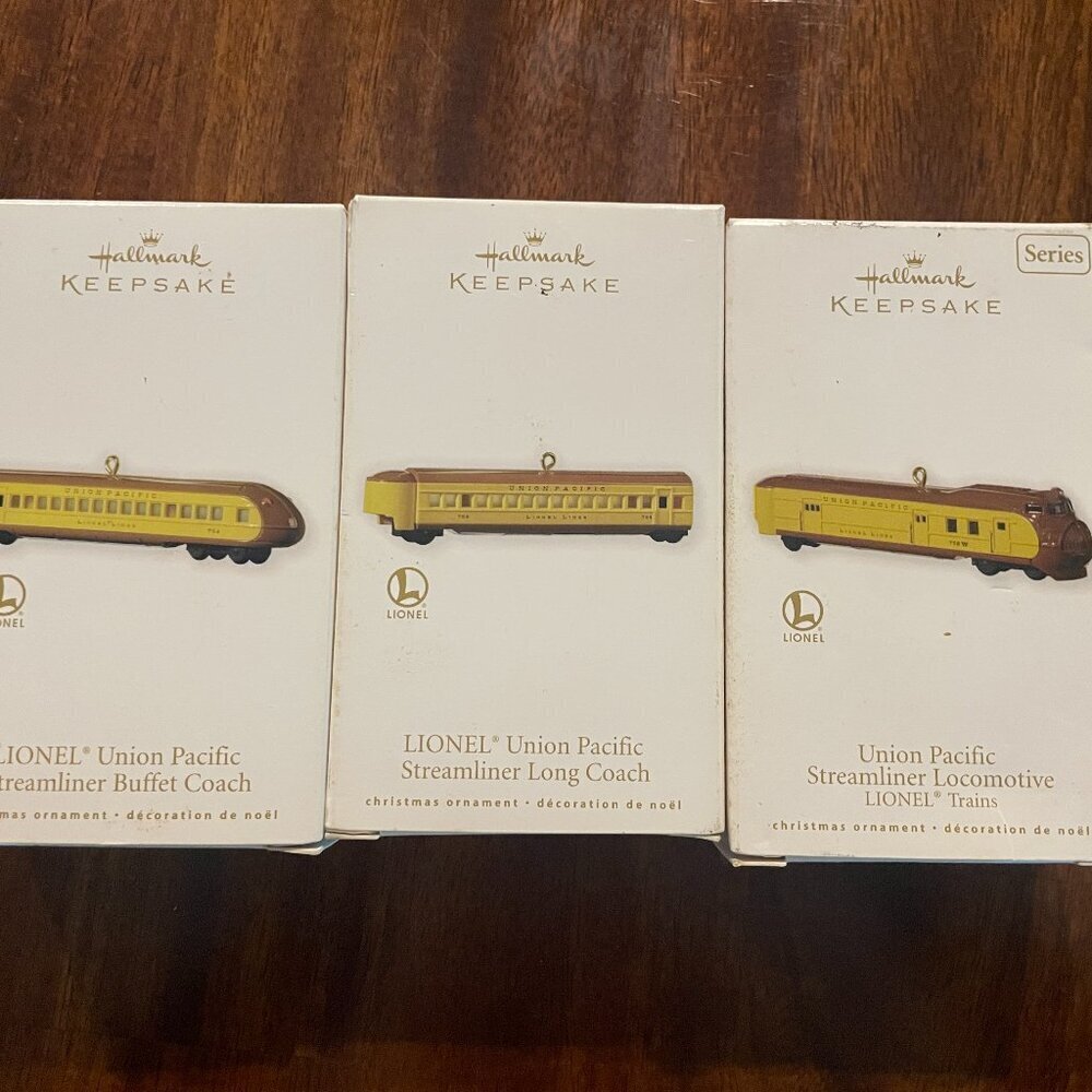 2010 Hallmark Lionel Union Pacific Streamliner Locomotive Buffet & Long Coach!